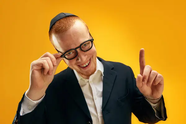 Portrait Smiling Young Jewish Man Yarmulke Glasses Suit Raising Finger — Stock Photo, Image