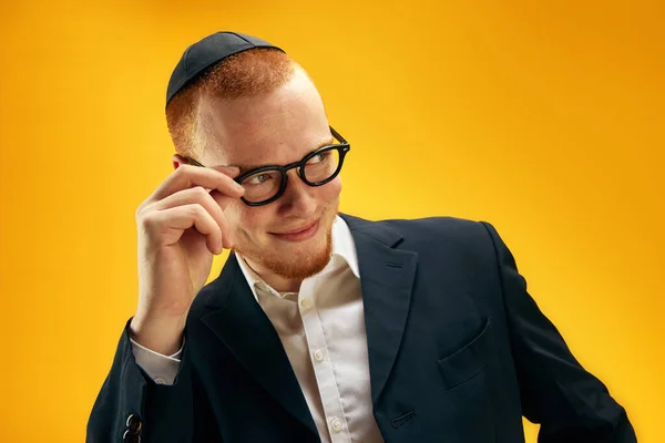 Portrait Young Redhead Jewish Man Yarmulke Glasses Suit Smiling Posing — Stock Photo, Image