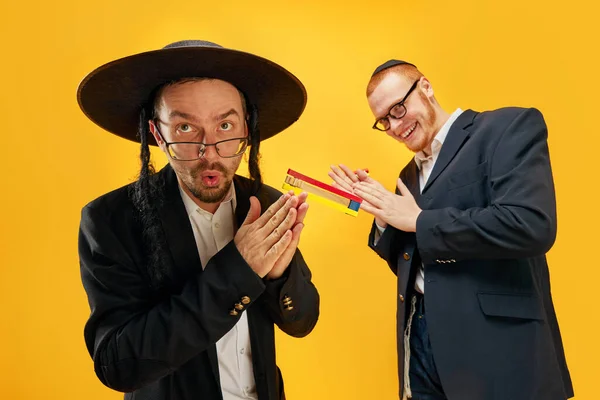 Two Emotional Jewish Man Friends Suits Yarmulke Noisemaker Having Fun — Stock Photo, Image