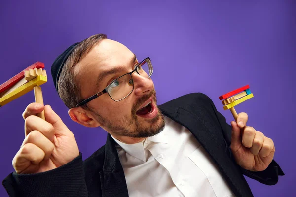 Cheerful Jewish Man Yarmulke Glasses Holding Noisemaker Purple Studio Background — Stock Photo, Image