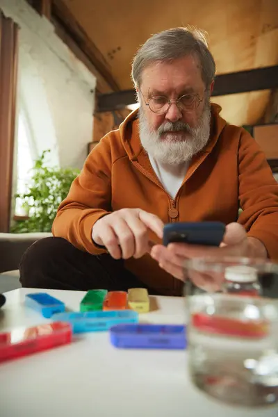 Сосредоточен Пожилом Мужчине Очках Помощью Смартфона Проверяет Медицинские Рецепты Связывается — стоковое фото
