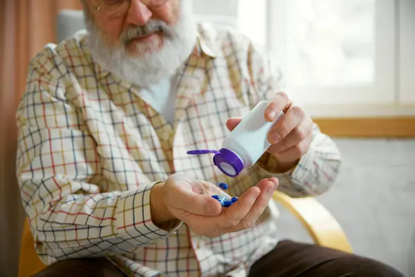 Uomo Anziano Con Barba Che Gli Versava Pillole Mano Container — Foto Stock