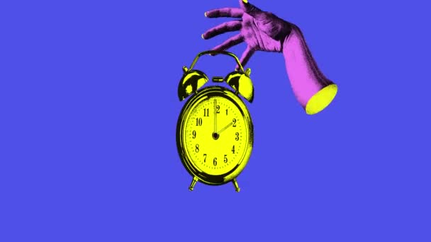 Vrouwelijke Hand Wekker Blauwe Achtergrond Tijdmanagement Stop Beweging Animatie Concept — Stockvideo