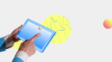 Erkek eller tablette. Uygulamaları kullanarak online projelerle çalışan bir iş adamı. Hareket etmeyi, animasyonu durdurun. İş, ofis, teknoloji, alet, yenilik ve internet, başarı ve reklam kavramı. Pankart