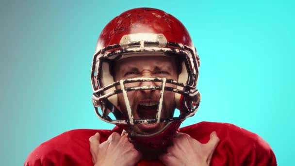 Wyraźny Młody Człowiek Czerwonym Hełmie Futbolowym Amerykański Piłkarz Emocjonalnie Krzyczący — Wideo stockowe