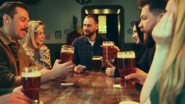 Jóvenes Positivos Alegres Que Reúnen Bar Brindando Tintineando Vasos Cerveza — Vídeo de stock