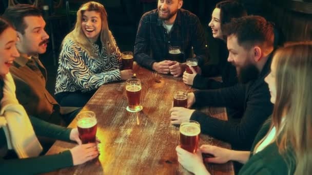 Groupe Jeunes Positifs Amis Buvant Bière Réunissant Dans Pub Riant — Video