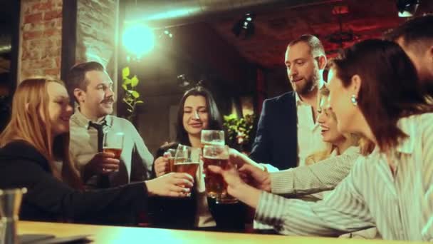 Celebrare Successo Del Progetto Colleghi Che Incontrano Pub Dopo Lavoro — Video Stock