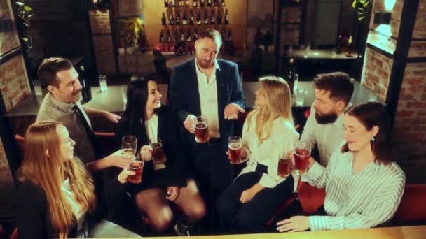 토스트와 깜빡이는 안경을 말하는 술집에서 만나는 사람들 남성과 여성의 드레싱 — 비디오
