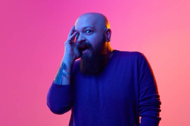 30 'larında duygusal kel sakallı bir adamın portresi şok olmuş bir yüz ifadesi, pembe arka plandaki pembe ışığa karşı duygular. - Sürpriz. İnsan duyguları kavramı, yüz ifadesi, haberler, bilgi