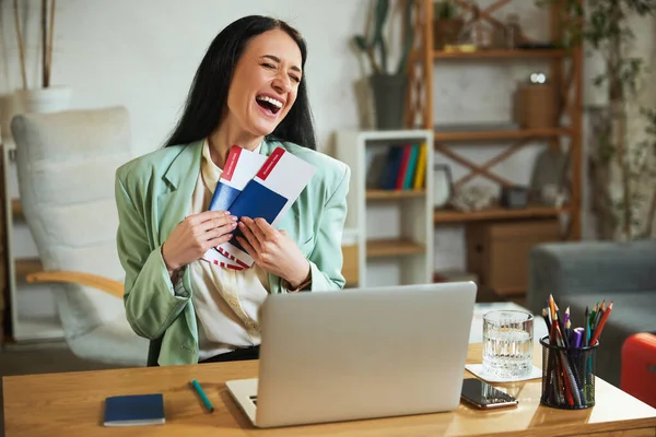 Glücklich Lächelnde Geschäftsfrau Sitzt Modernen Büro Plant Urlaub Zeigt Flugtickets — Stockfoto