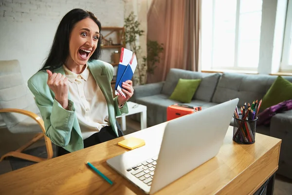Mujer Negocios Feliz Emocional Sentada Oficina Hablando Videollamada Mostrando Boletos — Foto de Stock
