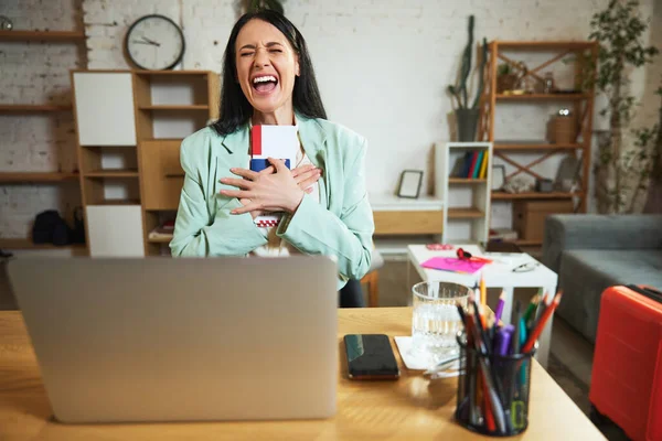 Glückliche Fröhliche Junge Frau Angestellte Mit Laptop Büro Flugtickets Der — Stockfoto