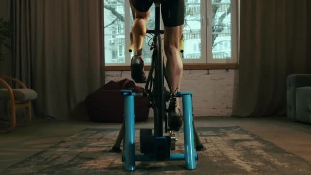거실에서 시뮬레이션에 자전거에 자전거를 스포츠 신발에 다리에 트레이닝 트라이애슬론 스포츠 — 비디오