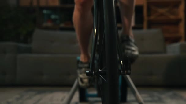 Schwitzender Athletischer Muskulöser Mann Training Hause Fahrradfahren Ausdauer Entwickeln Dynamisches — Stockvideo