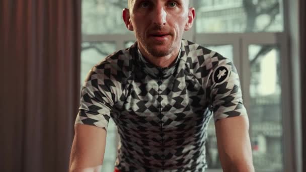Schwitzender Athletischer Mann Radler Sportbekleidungstraining Hause Radfahren Auf Einer Maschinensimulation — Stockvideo