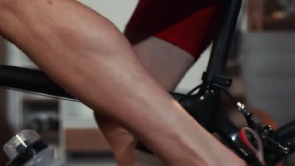 Von Unten Nach Oben Schwitzender Athletischer Mann Radler Sportbekleidungstraining Hause — Stockvideo