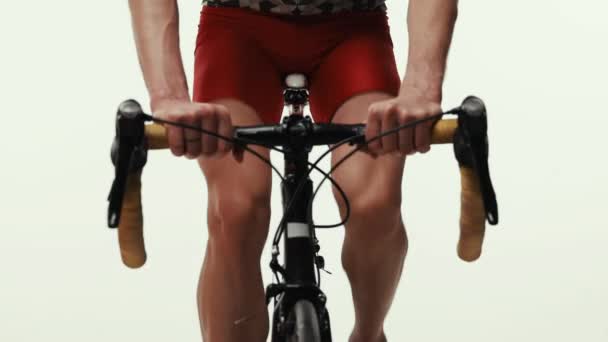 Sportowiec Rowerzysta Trenujący Odzież Sportową Ujeżdżający Rower Białym Tle Codzienny — Wideo stockowe