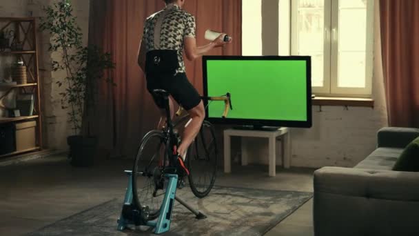 Genç Bir Adam Spor Giyim Eğitiminde Bisikletçi Evde Bisiklet Sürüyor — Stok video