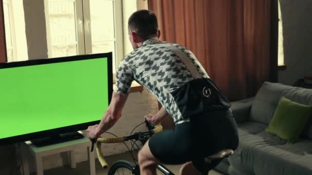 운동복 거실에서 집에서 자전거를 Tv를 온라인 스포츠의 활동적이고 건강한 라이프 — 비디오
