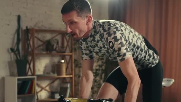 Schwitzender Athletischer Mann Radler Sportbekleidung Fahrradfahren Hause Wohnzimmer Entwicklung Von — Stockvideo
