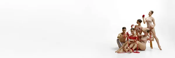 混乱的生活 一群年轻人 芭蕾舞演员坐在地板上 背景是白色的红色纠结线 古典舞蹈的概念 现代风格 班纳插入文字 广告的空白处 — 图库照片