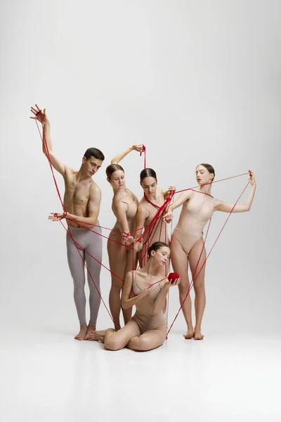 Zamotaná Situace Pomoc Skupina Mladých Lidí Baletních Tanečníků Sedících Podlaze — Stock fotografie