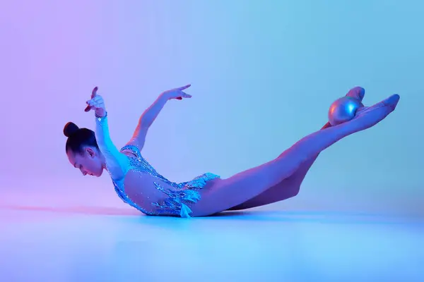 Artística Adolescente Dançarina Ginasta Rítmica Realizando Com Bola Contra Fundo — Fotografia de Stock
