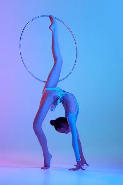 漂亮的少女 有节奏的体操运动员 杂技演员在霓虹灯下 在渐变工作室的背景下跳着舞圈 美和雅 业余爱好的概念 — 图库照片