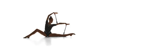 艺术性 漂亮的少女 身穿黑色服装的有节奏的体操运动员 在有白人背景的俱乐部表演 艺术的概念 班纳空白的文字空间 — 图库照片