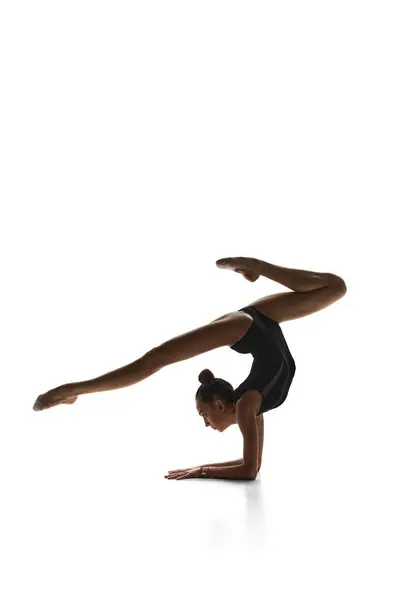 温柔的少女 身穿黑色西服的有节奏的体操运动员 在白人工作室的背景下跳舞 美和雅 业余爱好的概念 — 图库照片