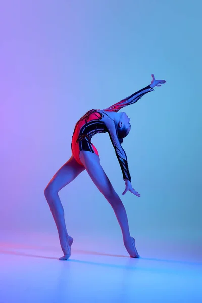 Talentueuse Adolescente Artistique Costume Lumineux Gymnaste Rythmique Dansant Sur Fond — Photo