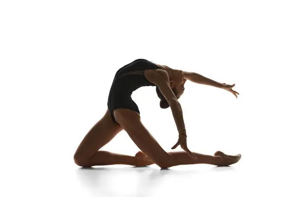 Flexibel Begåvad Tonåring Flicka Akrobat Svart Bodysuit Rytmisk Gymnast Utför — Stockfoto
