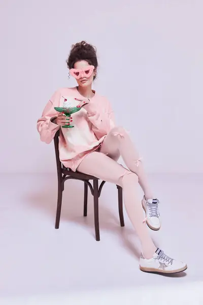 Jonge Mooie Vrouw Zit Stoel Roze Comfortabele Kleren Een Zonnebril — Stockfoto