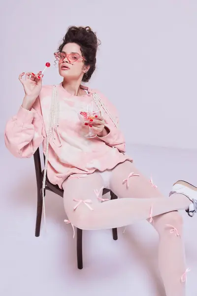 Elegancka Stylowa Młoda Kobieta Wygodnym Różowym Domu Nosić Siedzi Krześle — Zdjęcie stockowe