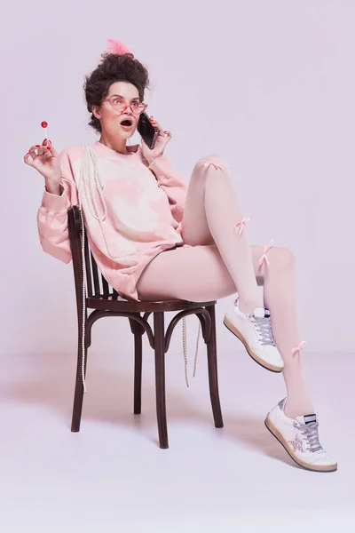 Emotionele Jonge Vrouw Gezellige Kleding Zittend Stoel Met Lolly Telefonerend — Stockfoto
