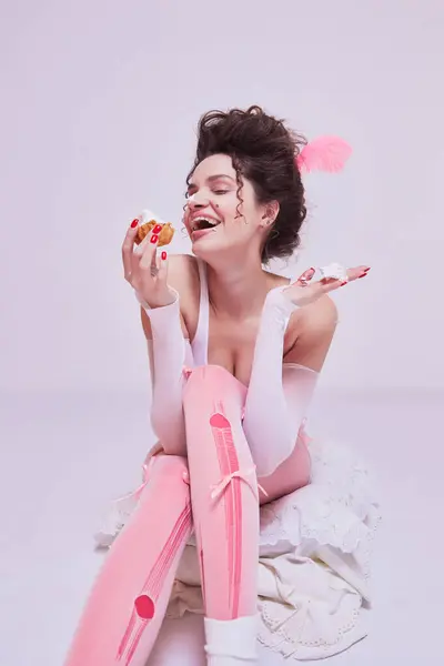 바닥에 앉아서 케이크를 스타일 프로모션 아름다움과 빈티지 Boudoir 스타일의 — 스톡 사진