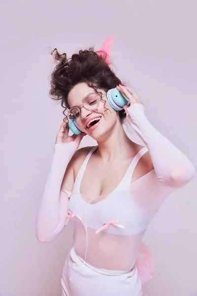 Κομψή Νεαρή Γυναίκα Που Ακούει Μουσική Ακουστικά Παστέλ Ροζ Φόντο — Φωτογραφία Αρχείου