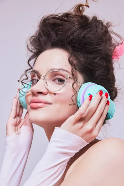 Stijlvolle Jonge Vrouw Luisteren Naar Muziek Hoofdtelefoon Weer Pastel Roze — Stockfoto