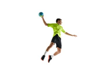 Konsantre ve motive olmuş genç bir adam, oyun sırasında hentbol oynayan, antrenman yapan, beyaz stüdyo geçmişine karşı oynayan. Profesyonel spor, turnuva, yarışma kavramı