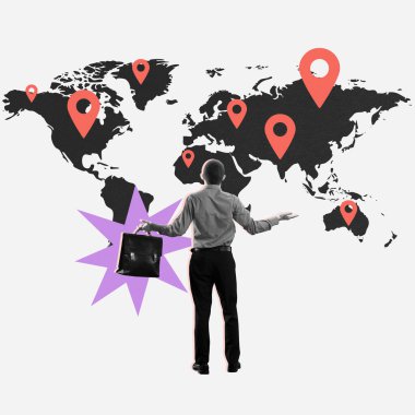 Evrak çantalı bir işadamı hedef broşlu dünya haritasına bakarken ellerini açıyor. Tatil için yer seçiyorum. Çağdaş sanat kolajı. İş gezisi kavramı, seyahat.