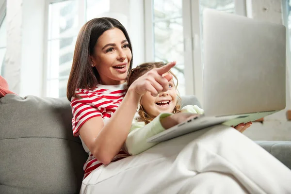 Χαμογελαστή Γυναίκα Κάθεται Παιδί Της Κόρη Κάθεται Laptop Και Μητέρα — Φωτογραφία Αρχείου