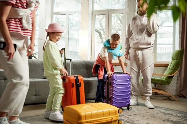 Foto Família Com Bagagem Colorida Preparando Para Viajar Sala Estar — Fotografia de Stock