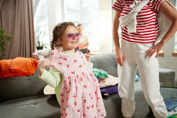 Szczęśliwa Dziewczynka Przymierza Różową Sukienkę Okulary Przeciwsłoneczne Dorosłą Bawiąc Się — Zdjęcie stockowe