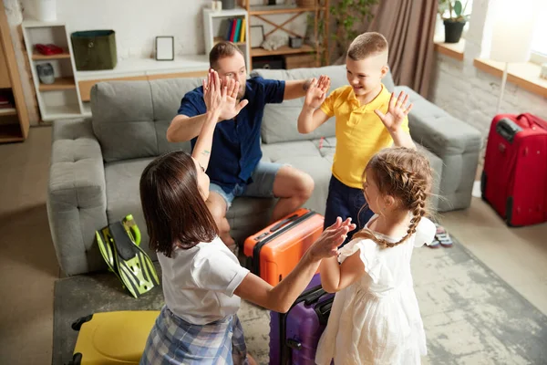 Părinții Copiii Ambalaj Rucsacuri Acasă Oferind Cinci Înalte Stând Sufragerie — Fotografie, imagine de stoc