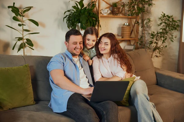 Elegir Destino Través Internet Familia Feliz Madre Padre Hija Sentados — Foto de Stock