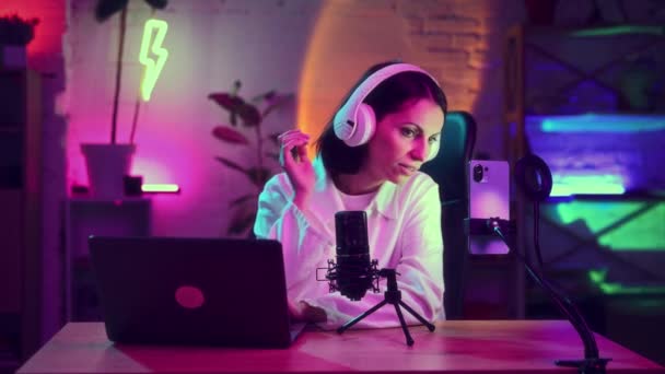Yoğunlaşmış Kadın Neon Renkli Odada Oturuyor Dizüstü Bilgisayarla Çalışıyor Çevrimiçi — Stok video