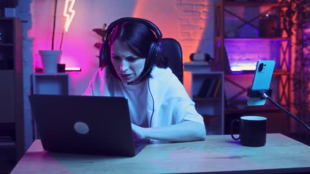 ストリーミング中にオンラインビデオゲームをプレイする若い女性は ゲームを失う感情を示しています オンラインゲーム ブログ オンラインサービス ストリーミング 教育コンセプト — ストック動画