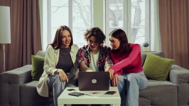 Mladí Lidé Muži Ženy Přátelé Sedí Doma Gauči Rezervují Výlet — Stock video