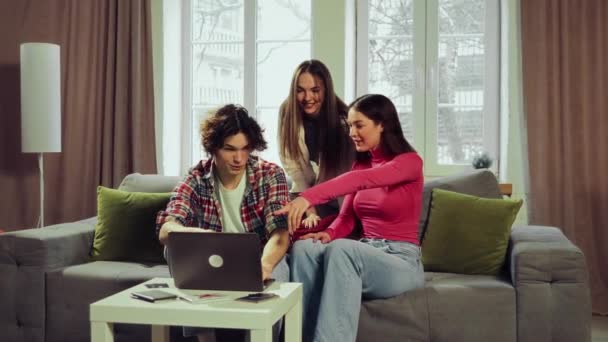 Жива Дискусія Молоді Люди Чоловіки Жінки Друзі Сидять Дивані Вдома — стокове відео
